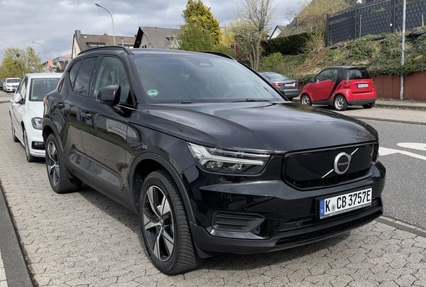 Der Volvo XC40 Pure Electric: ein richtiges Auto, hier im Abo, fährt und bremst wie erwartet, hat Google Automotive für durchdachtes Navigieren an Bord. Das haben bisher nur wenige Autos, es ist mehr als die Spiegelung des Android-Handys aufs Display des Autoradios. Die Google-Software läut so direkt auf einer Hardware namens Volvo – mit meist positiven Folgen im Zusammenspiel mit dem Wagen.