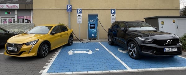 Die einen parken so, die anderen so. Nutzung einer kostenlosen Ladestation beim Aldi.