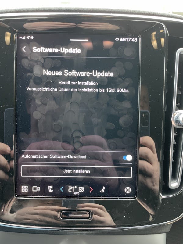 Fingerabdrücke abzubilden sind eine besondere Leistung des iPhones, im Auto selbst wirkt die Oberfläche weniger unhygienisch. Hier hat der Volvo sein Betriebssystem upgedatet, über die eingebaute SIM-Karte. In Foren berichten Nutzer, dass anschließend ein Reboot des Autos nötig wurde. In meinem Fall fuhr der Wagen anschließend wie geschmiert, ich meine beim Spurhalteassistent eine größere Entfernung zum rechten Fahrstreifen ausgemacht zu haben. Und beim Rückwärtsfahren springt jetzt häufiger die Warnung vor Passanten an samt automatischer Bremse – auch wenn da nur eine Schaufensterpuppe in der Rückfahrkammer sichtbar war.